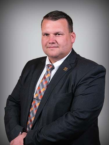 A man in a suit and tie is posing for a picture.