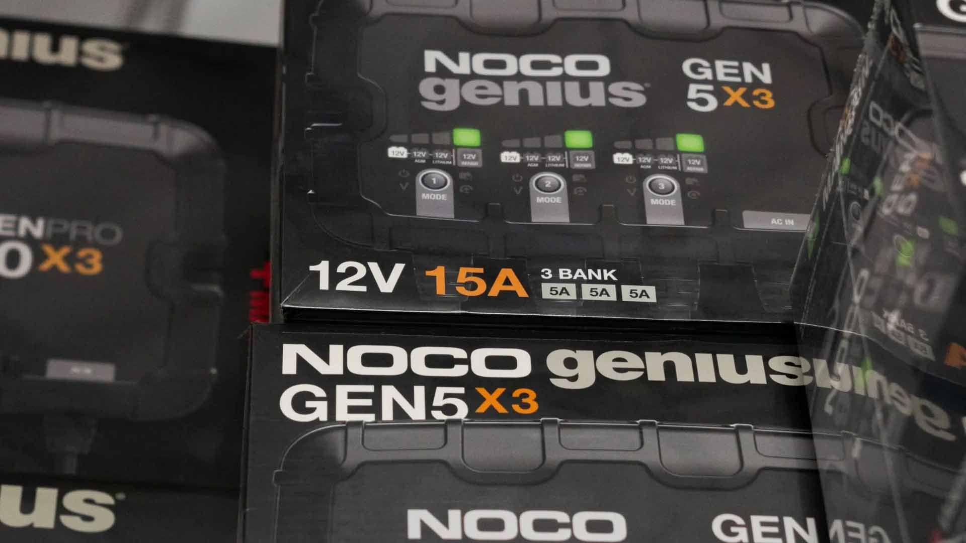 Boîtes de chargeurs de batterie Noco Genius, modèle GEN5X3, étiquetées 12V 15A 3-bank.