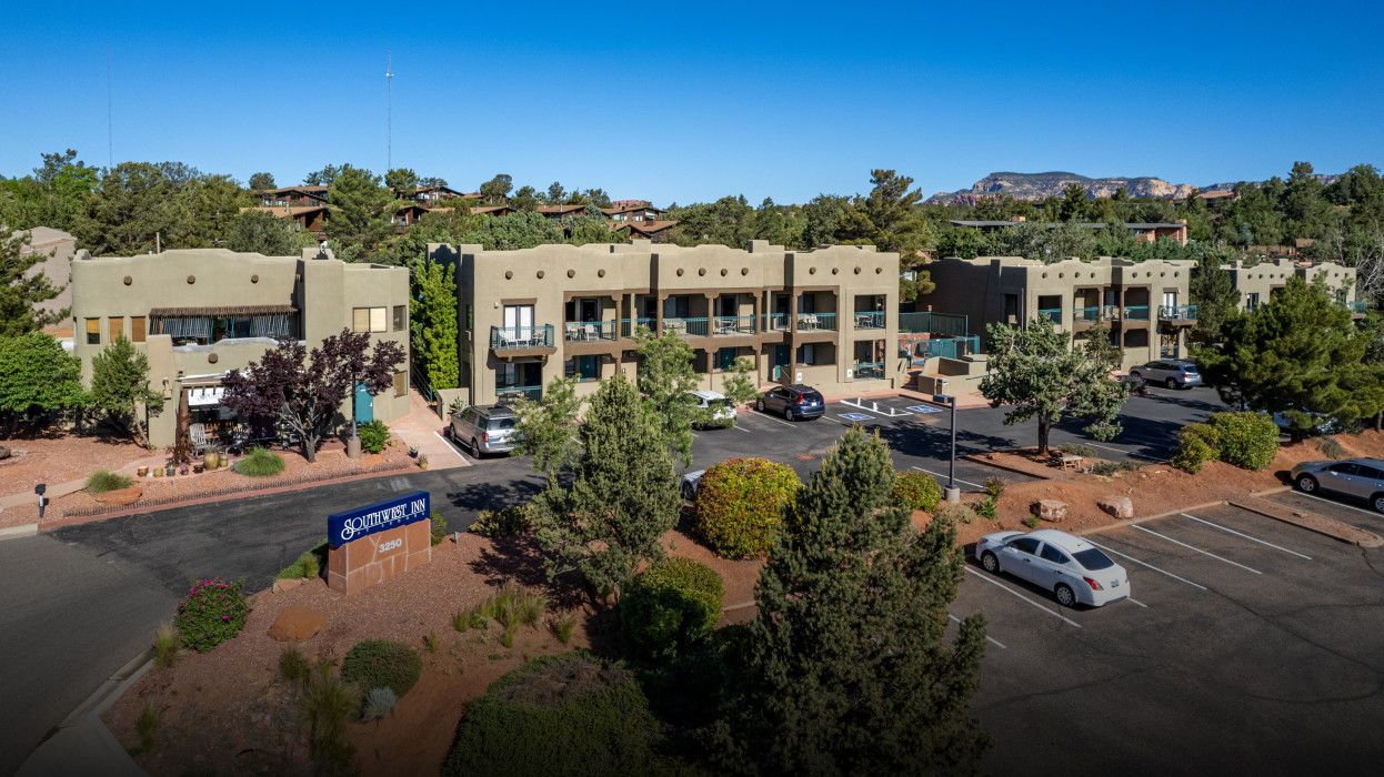 Aerial view of a hotel with cars parked in front near Sedona and Southwest Inn Sedona