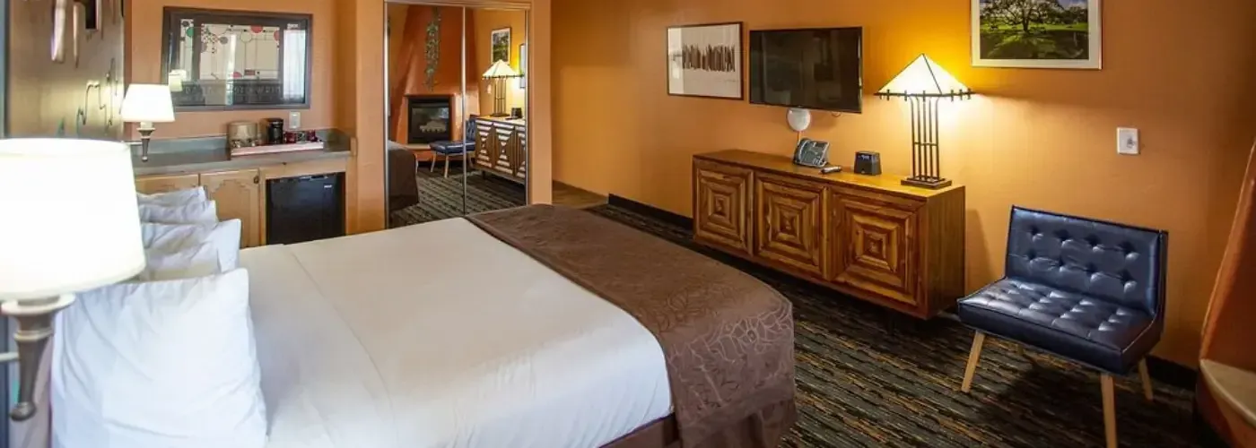 Sample room at Southwest Inn Sedona featuring inviting boutique accommodations with cozy decor and relaxing atmosphere