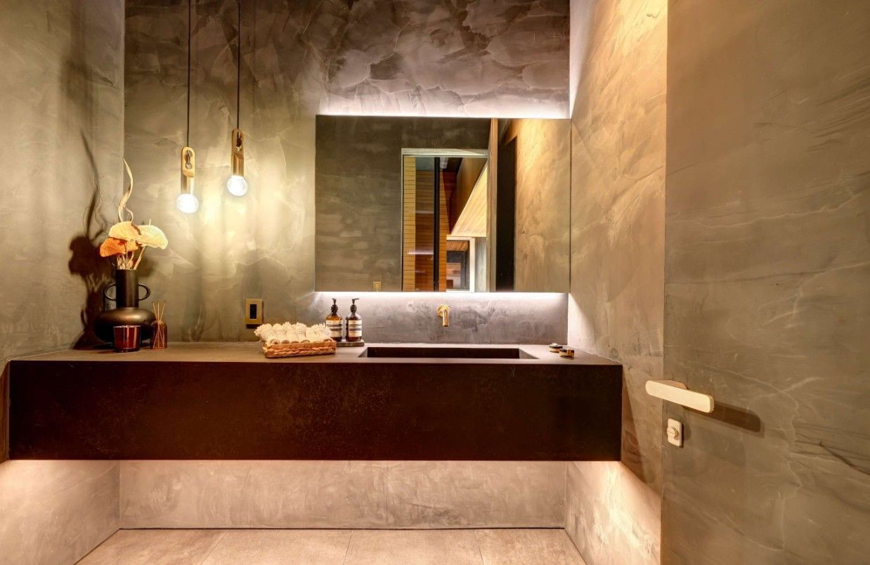 A bathroom with a sink and a mirror.