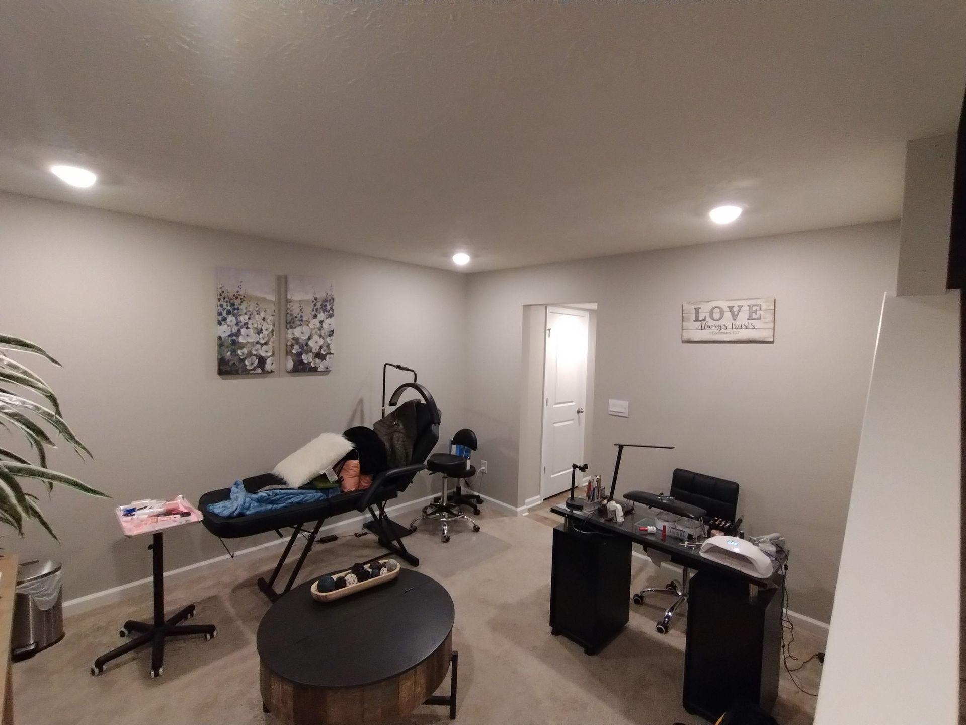 A room with a table , chairs , and a sign that says `` love ''.