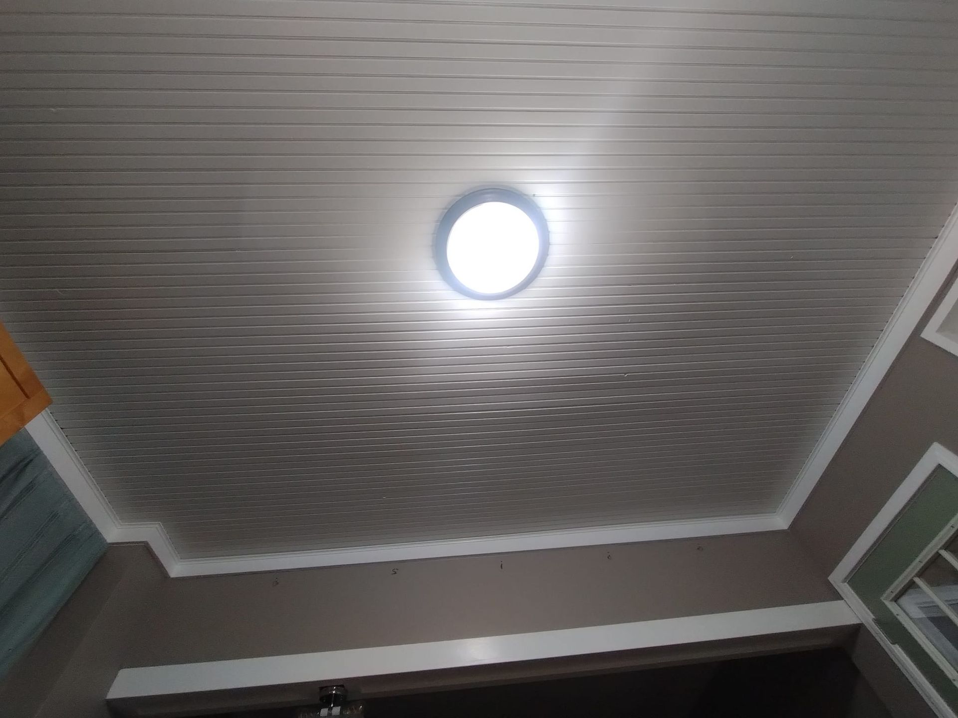 A ceiling with a light on it in a room