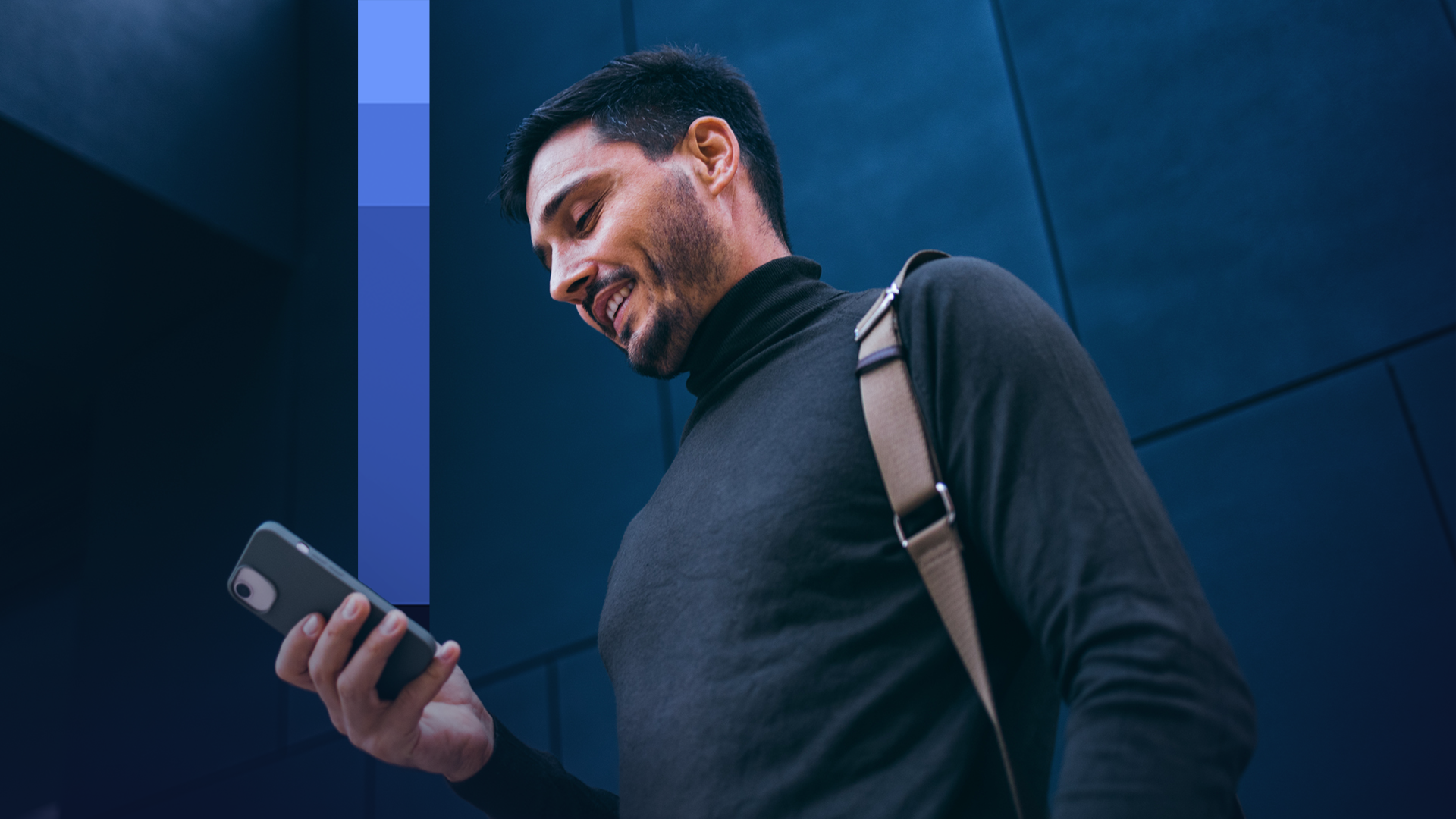 Homem analisando investimentos no celular, representando dinamismo e oportunidades da renda variável.