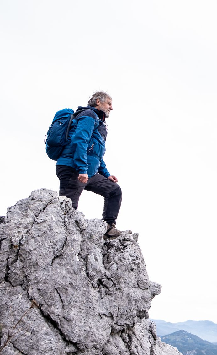 Homem em uma trilha representando Previdência Privada.