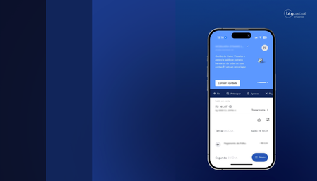 Aplicativo do BTG Pactual exibido no celular, representando contas e serviços bancários.