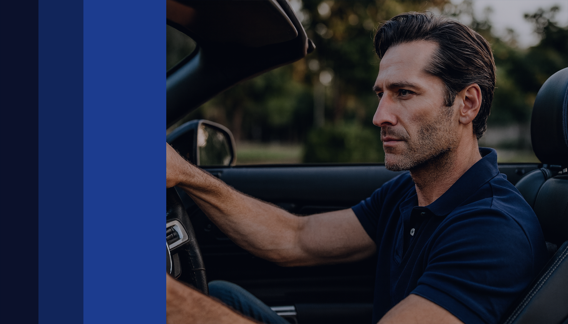 Homem dirigindo um carro conversível, olhando para a frente. Camisa polo azul. Bloco de cores azul e azul-escuro no lado esquerdo.