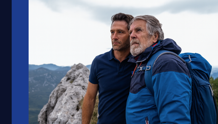 Pai e filho em trilha de montanha, representando planejamento sucessório e proteção patrimonial.