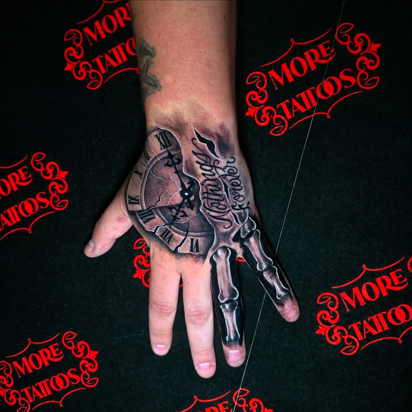 Clock Hand Tattoo aus Limburg