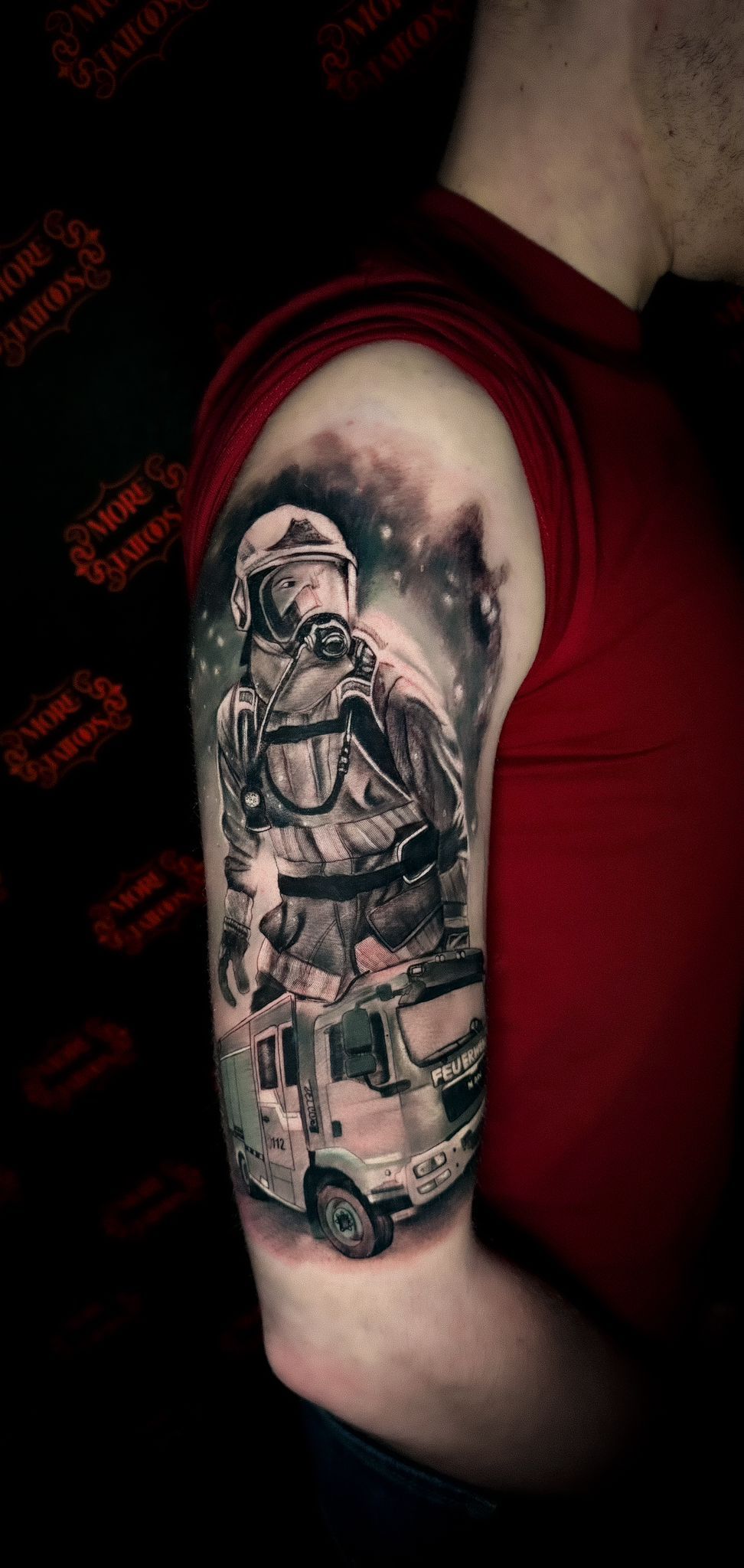 realistisches schwarz-weiß Tattoo aus Limburg Feuerwehrmann