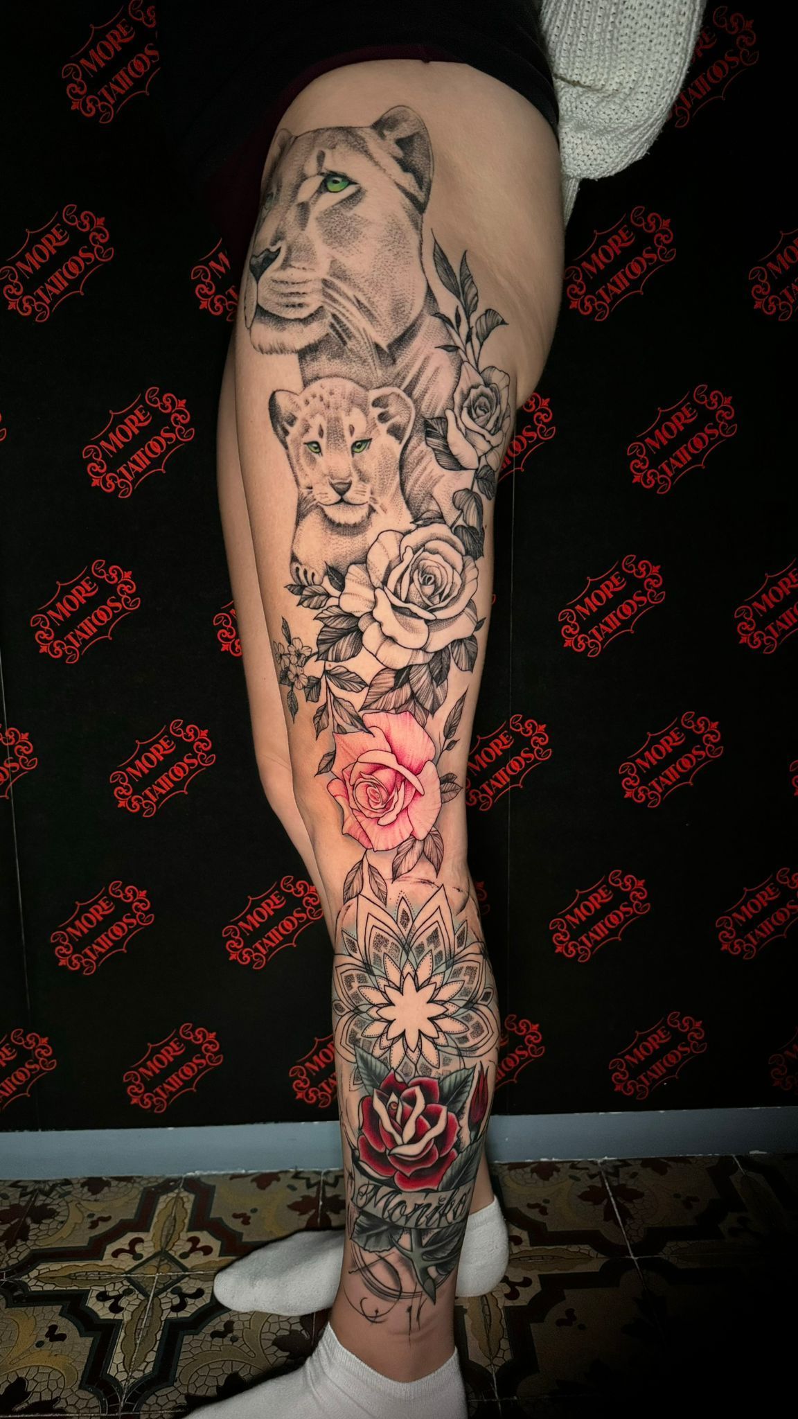 Black and White Tattoo mit Farbakzent