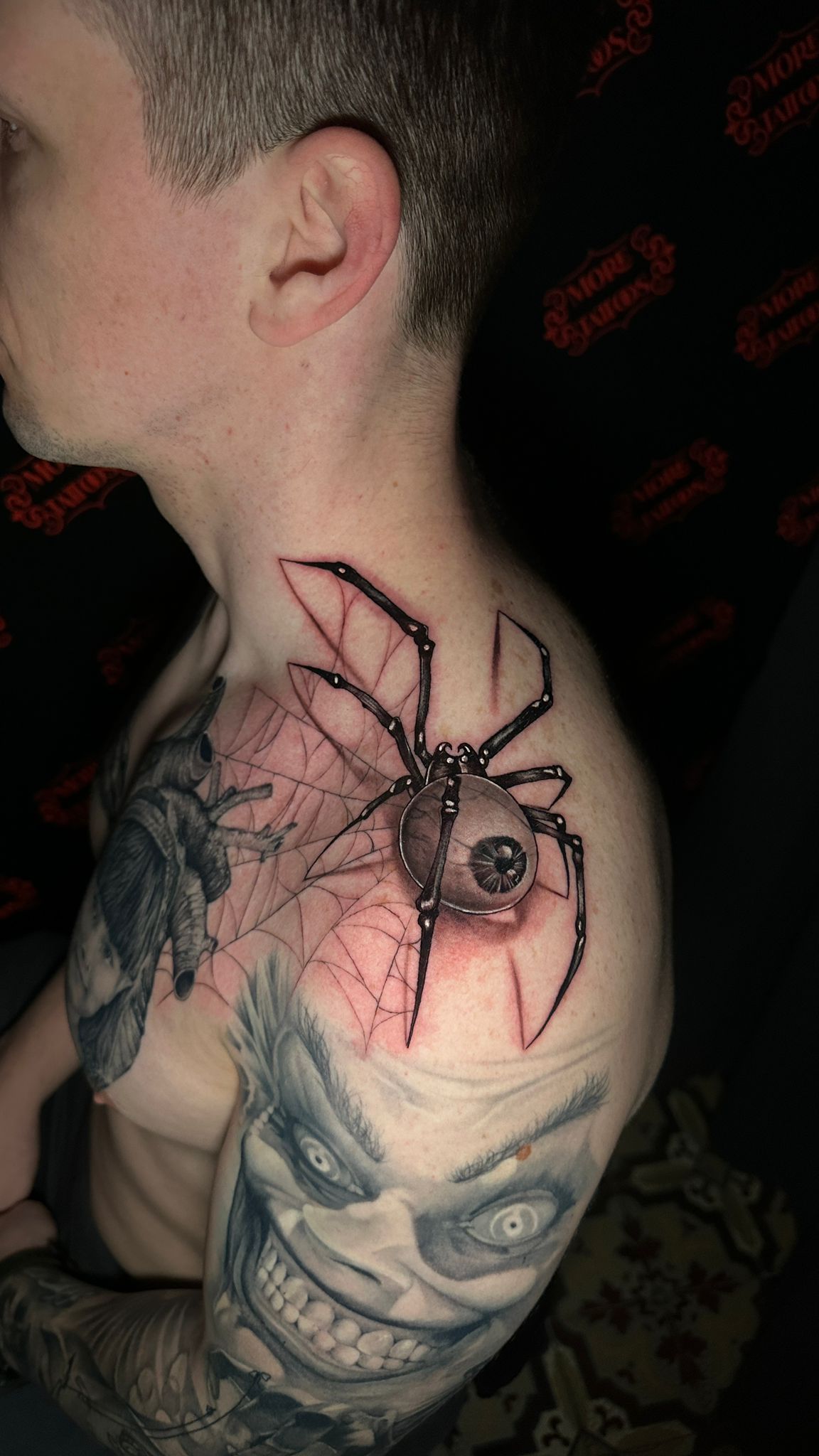Schwarz Weiß Spider Tattoo aus Limburg