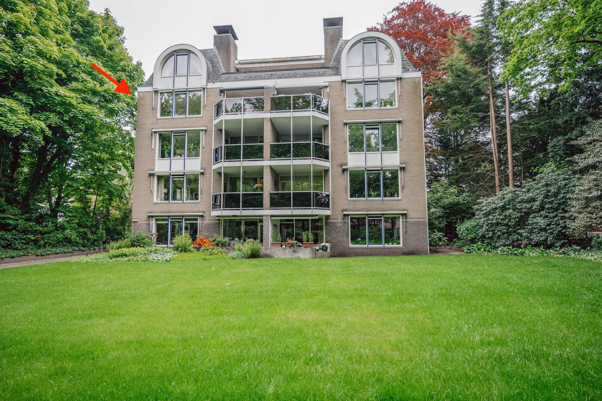 Turnkey, compleet gerenoveerd royaal 3 kamer appartement midden in het groene villagebied het Spiegel in Bussum gelegen met een woonoppervlakte van 111 m², ruim balkon op het Zuidwesten en uitzicht op de boomrijke tuin. Het appartement beschikt over 2 parkeerplaatsen waarvan 1 eigen parkeerplaats buiten én 1 in de ondergelegen verwarmde garage. Daarnaast is er nog toegang tot een eigen berging in de onderbouw welke ook per lift is te bereiken.