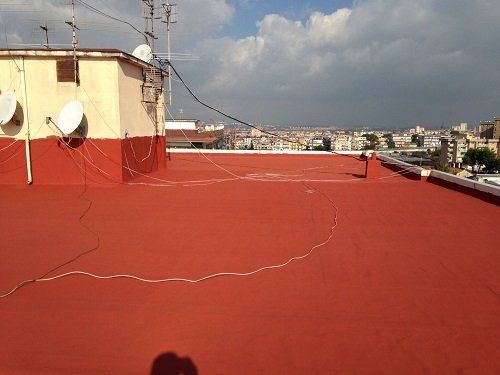 La pavimentazione di un tetto impermeabilizzato di color rosso