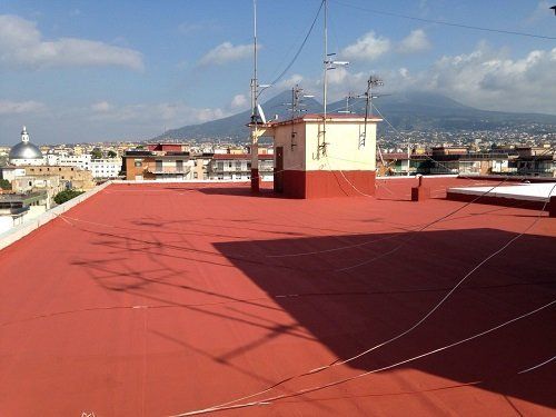 Una pavimentazione impermeabilizzata di un tetto di color rosso