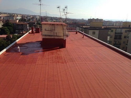 un tetto impermeabilizzato di color rosso e delle antenne