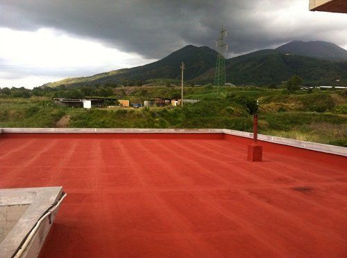 Una pavimentazione impermeabilizzata di un tetto di color rosso