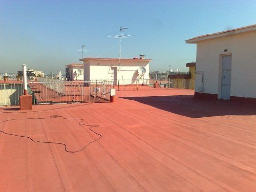 La pavimentazione di un tetto impermeabilizzato color rosso