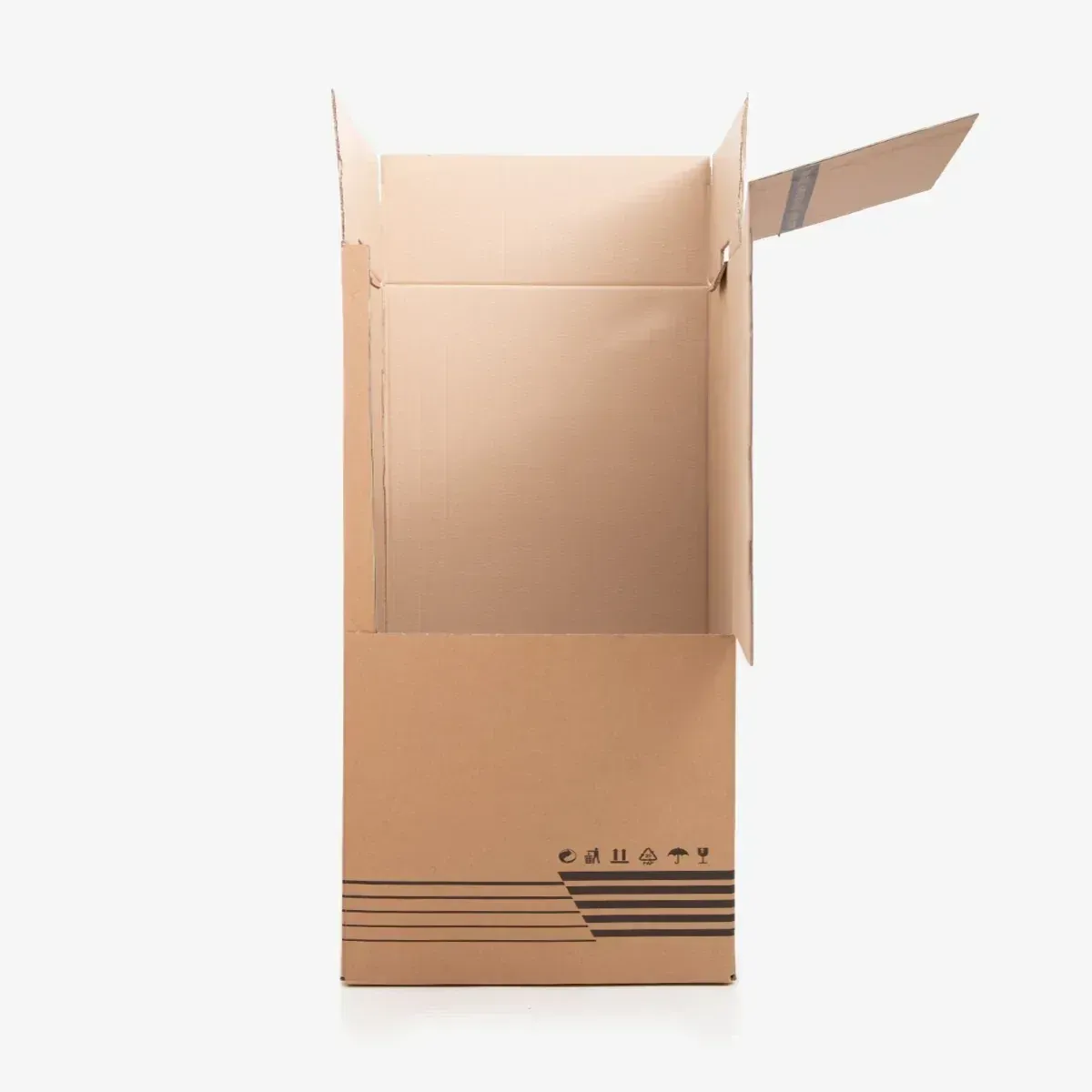 Una scatola di cartone vuota con il coperchio aperto su uno sfondo bianco.