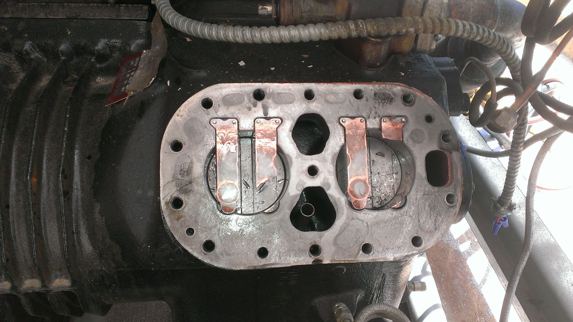 A piece of metal with the letters u & d on it