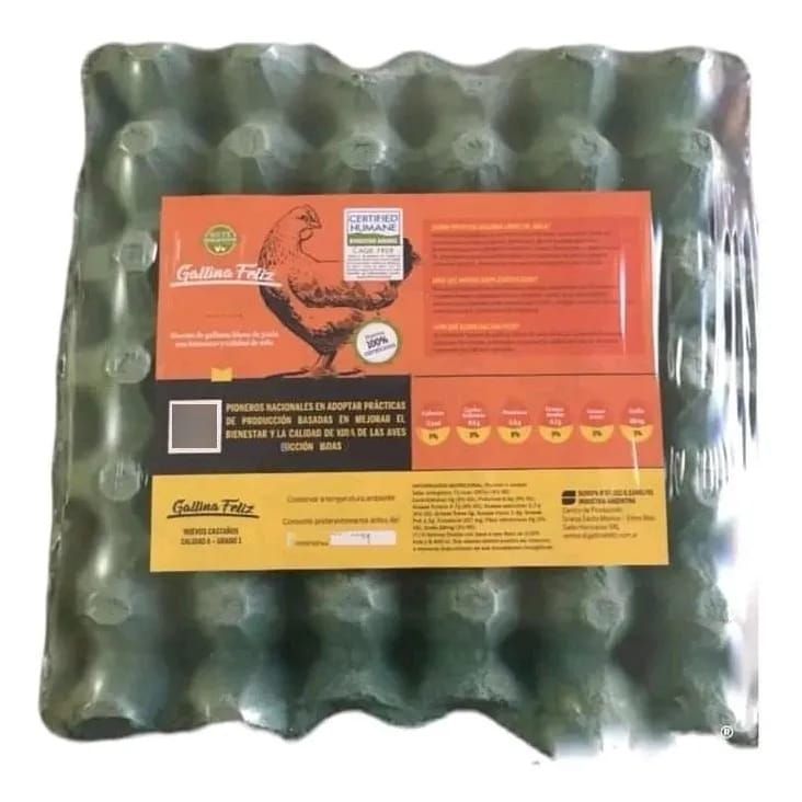 Cartón de huevos con etiqueta que presenta un gráfico de pollo, envuelto en plástico.