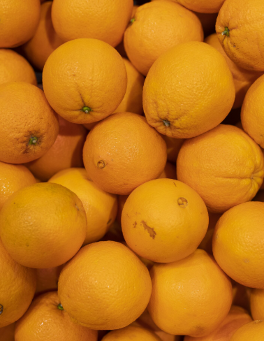 Pila de naranjas de color naranja brillante.