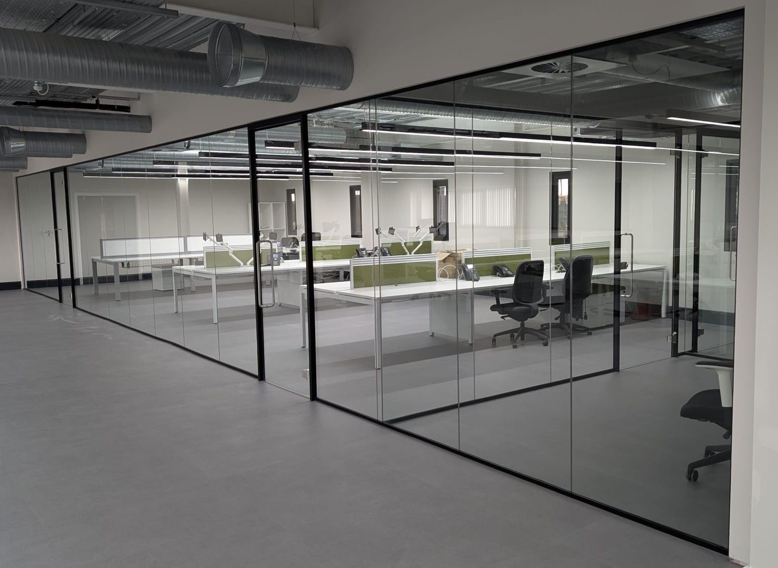 Single glazed acoustic glass office partition installation