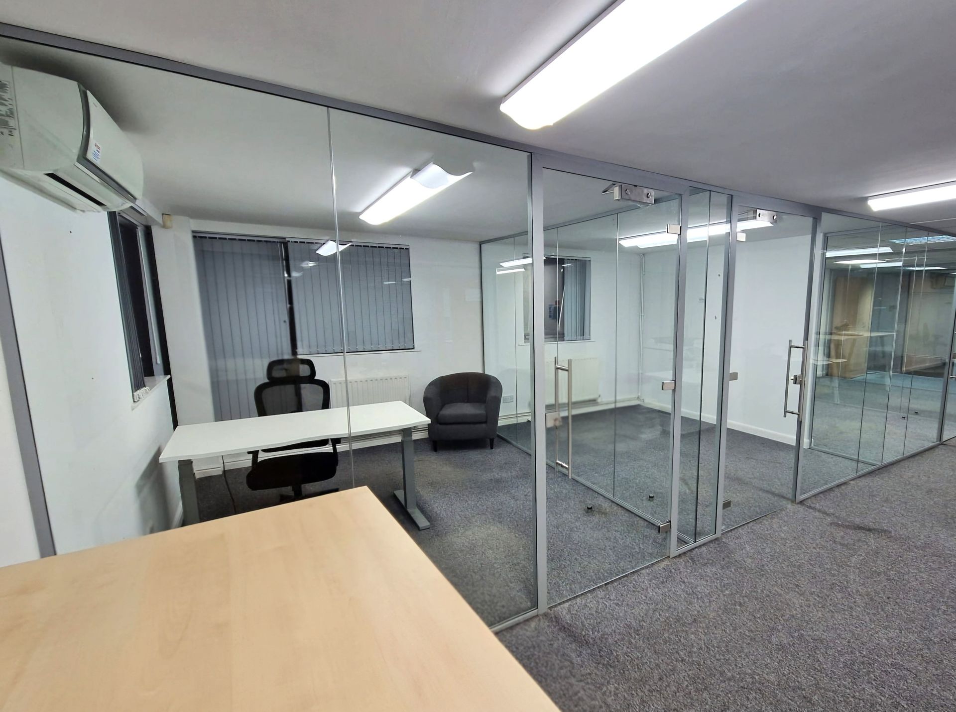 Acoustic glass office partitions using 12.8mm acoustic laminate glass