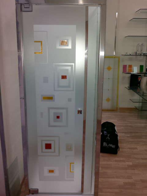 Porta con disegni geometrici