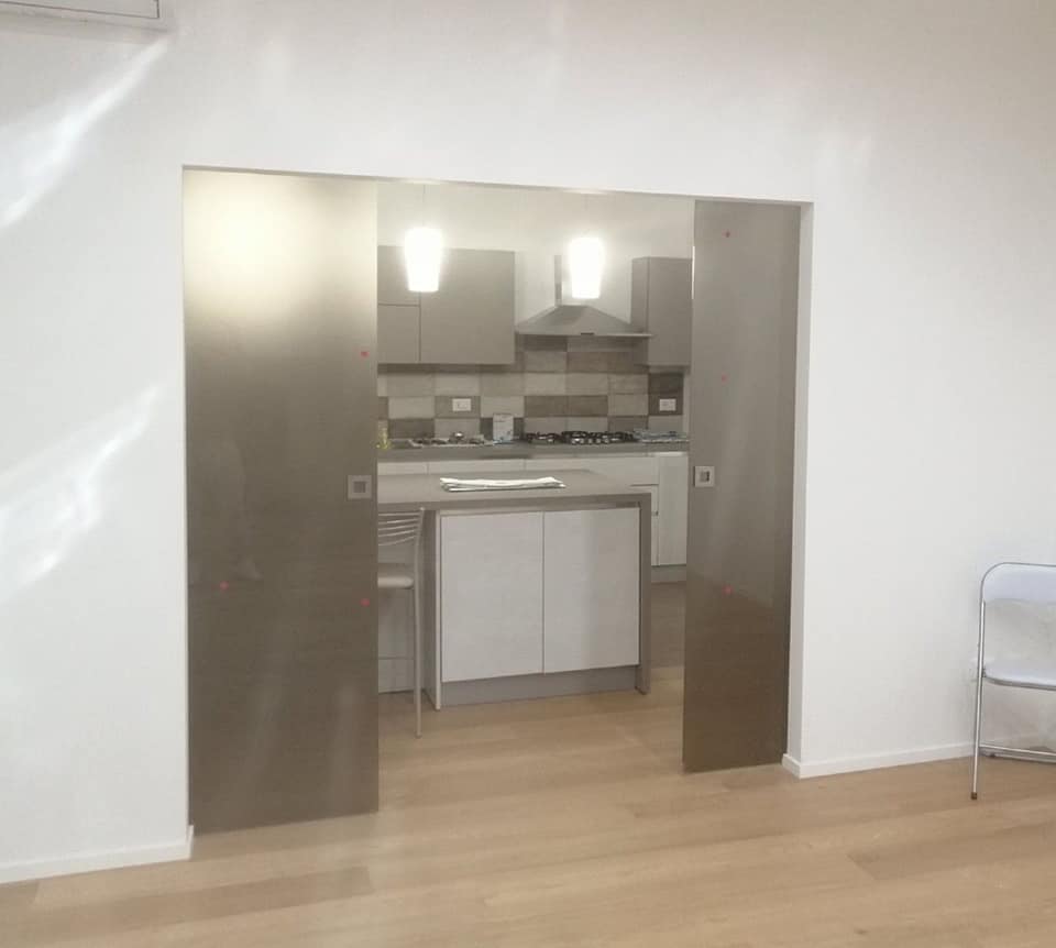 Doppia porta scorrevole per cucina