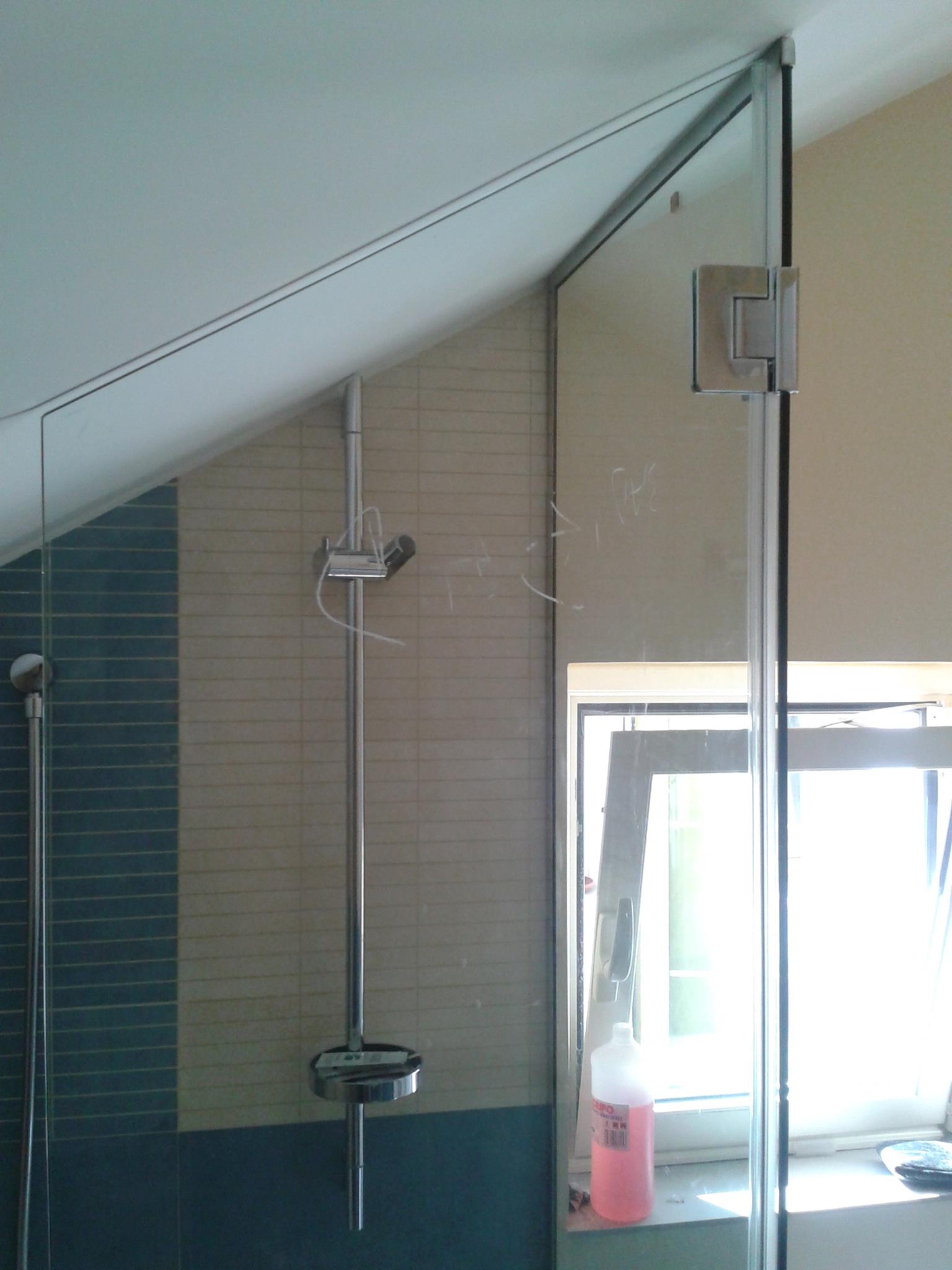 Box doccia in vetro in bagno sottotetto