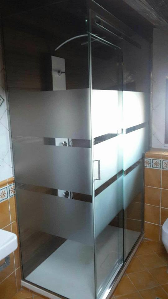 Box doccia con base in vetro smerigliato