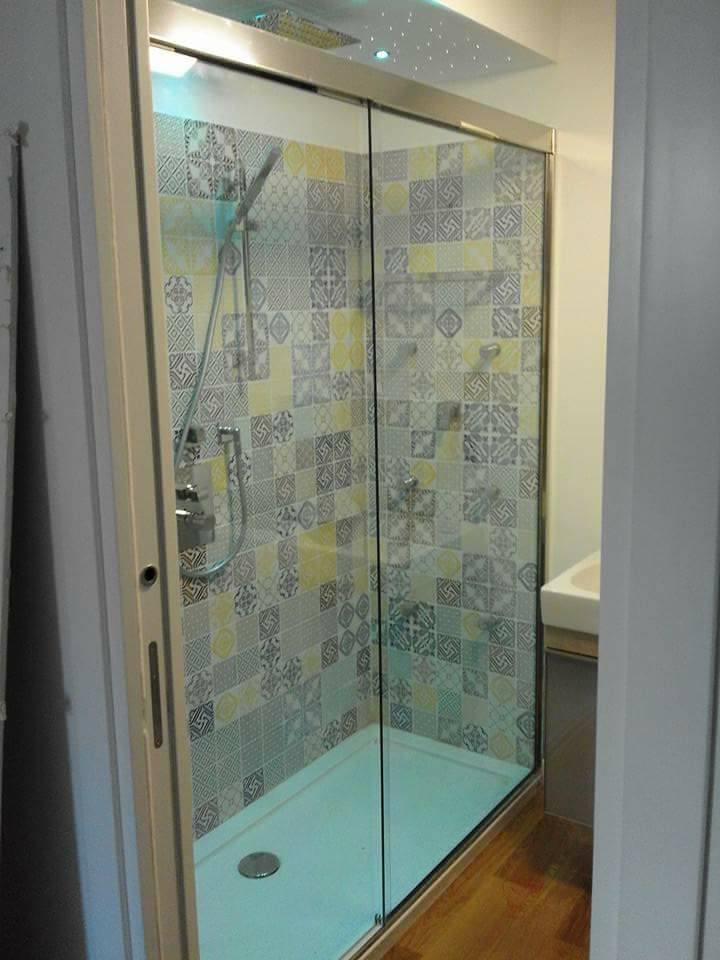 Box doccia con piastrelle