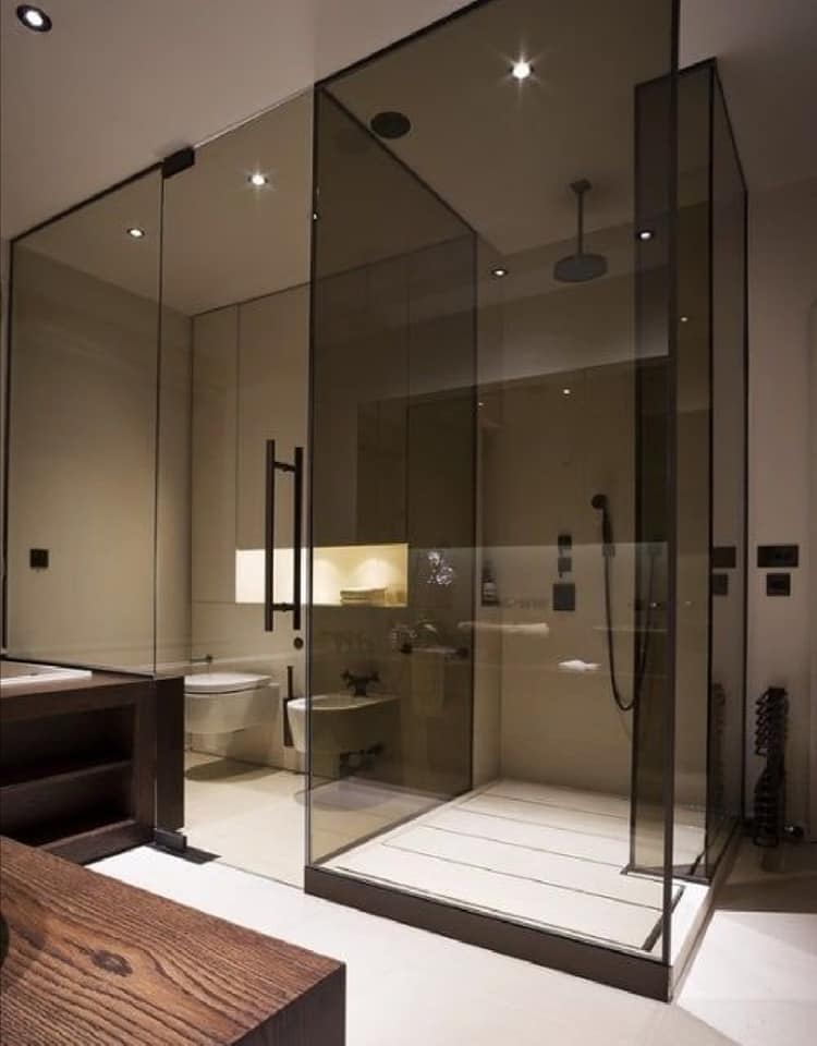 Box doccia al centro del bagno