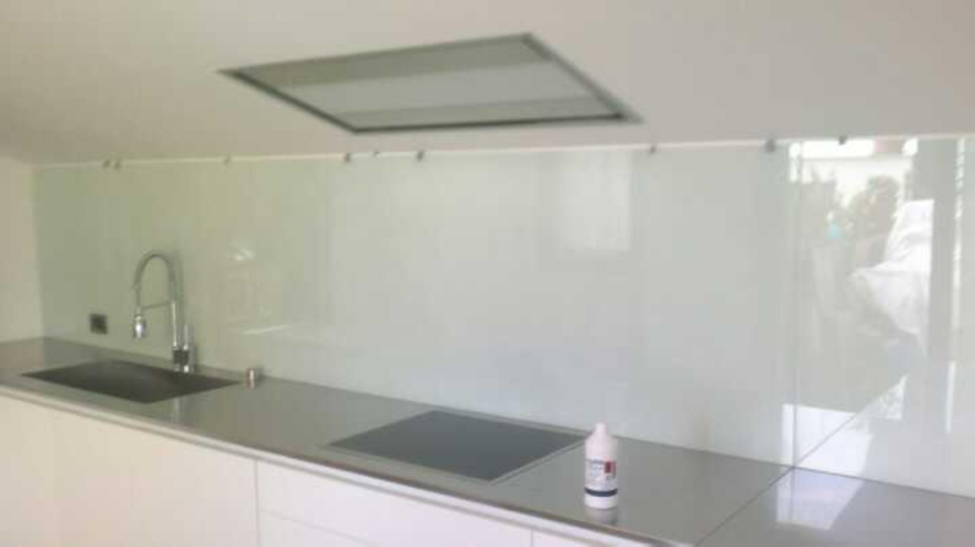 Cucina con paraschizzi