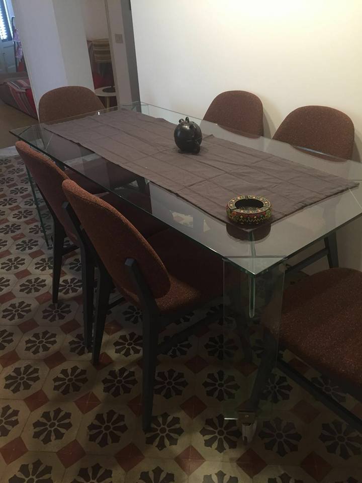 Grande tavolo in vetro