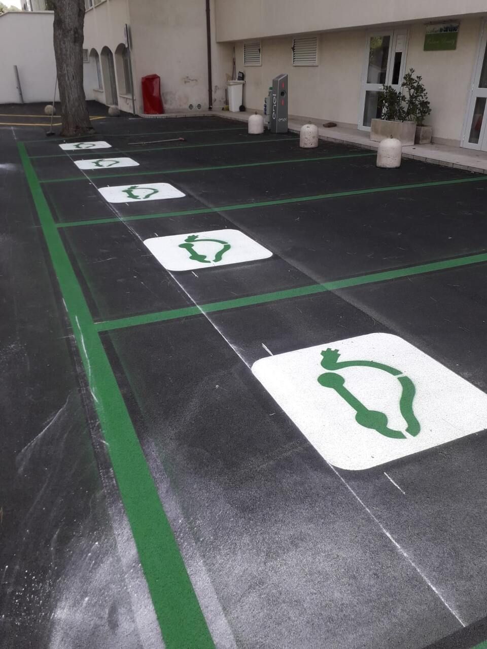 segnaletica stradale orizzontale a Lecce per postazioni auto elettriche