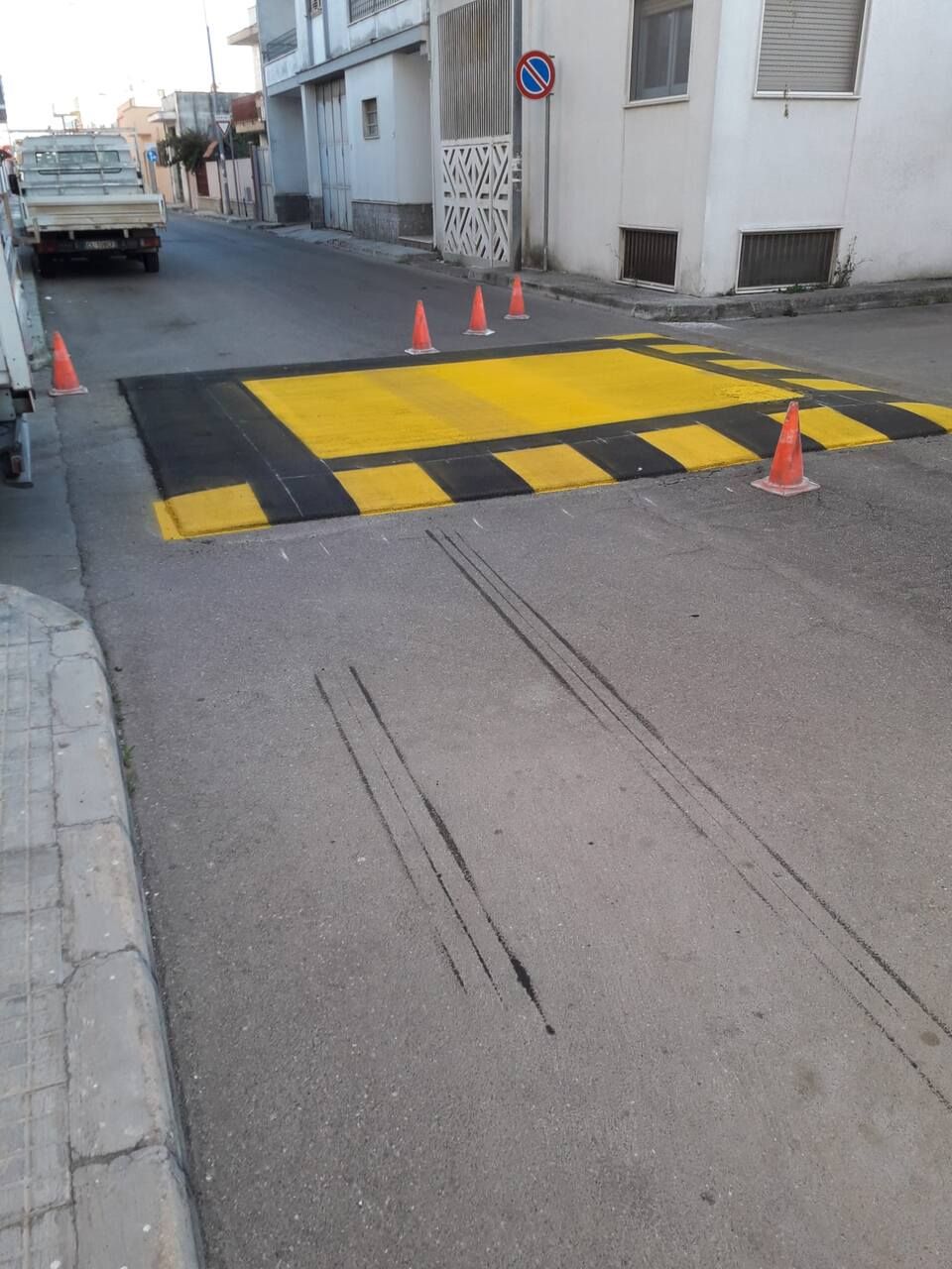 passaggio pedonale e segnaletica stradale orizzontale a Lecce