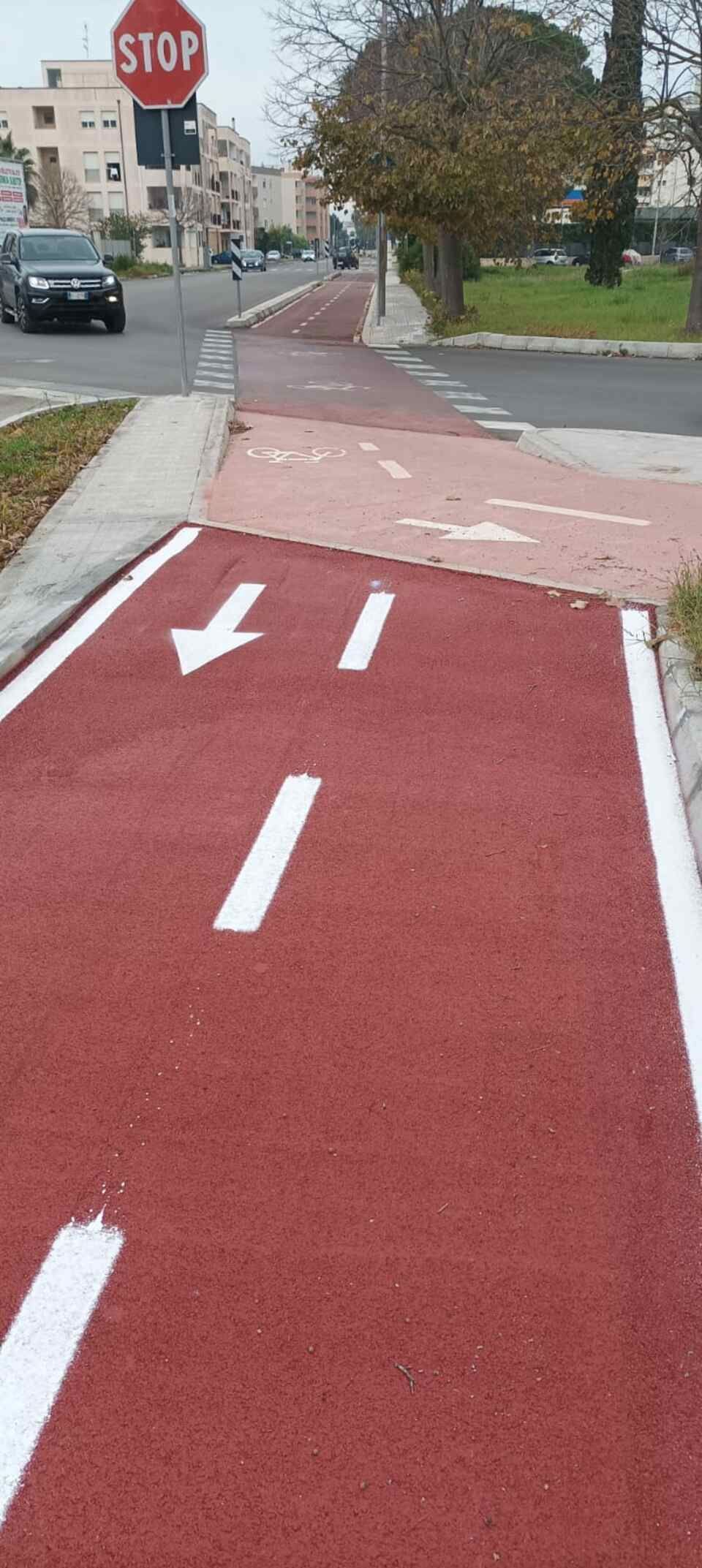pista ciclabile e segnaletica stradale orizzontale a Lecce