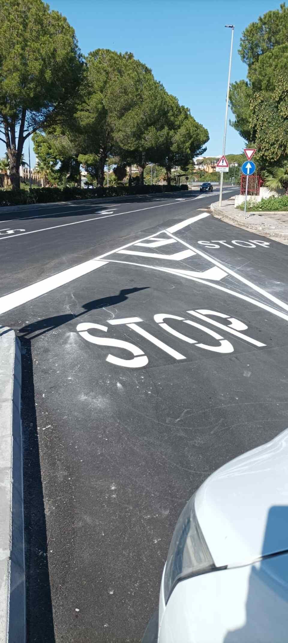 segnale di stop e segnaletica stradale orizzontale a Lecce