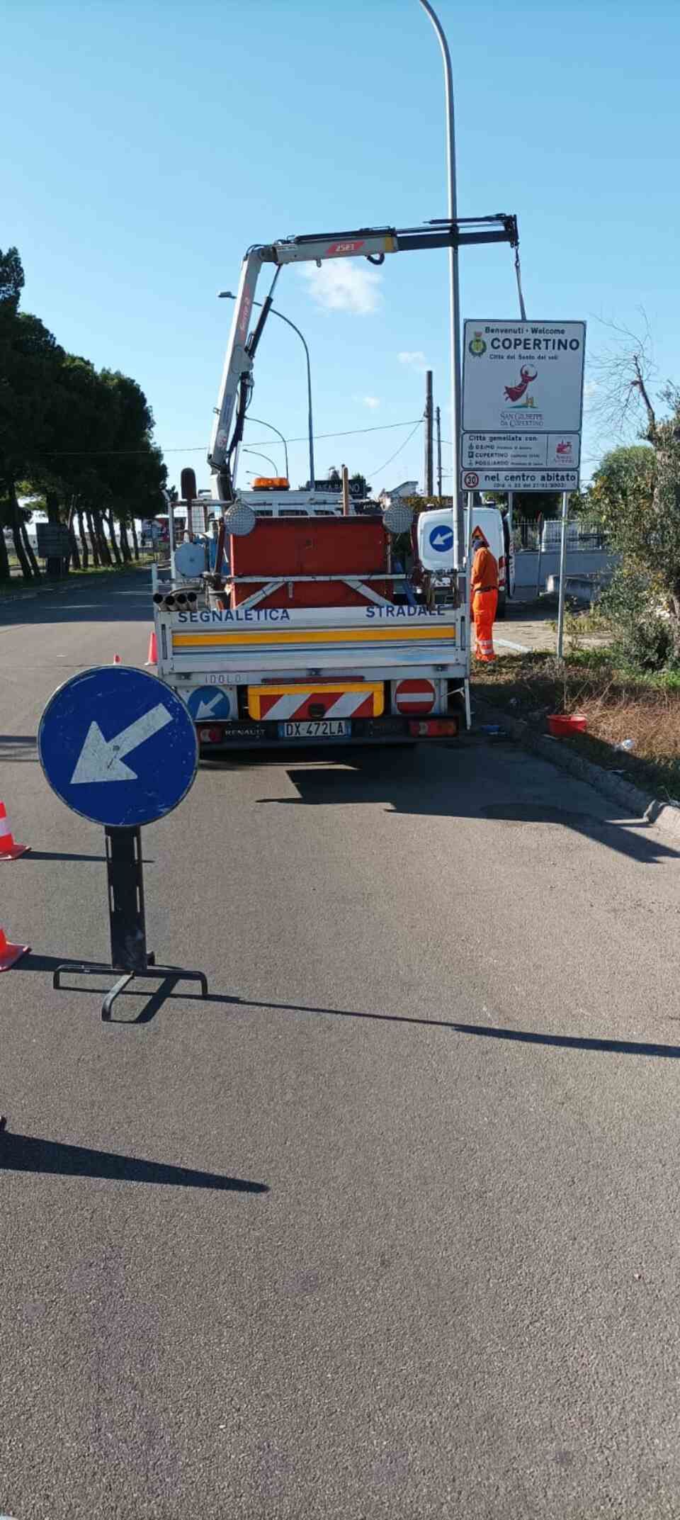 posa di segnaletica stradale a Lecce