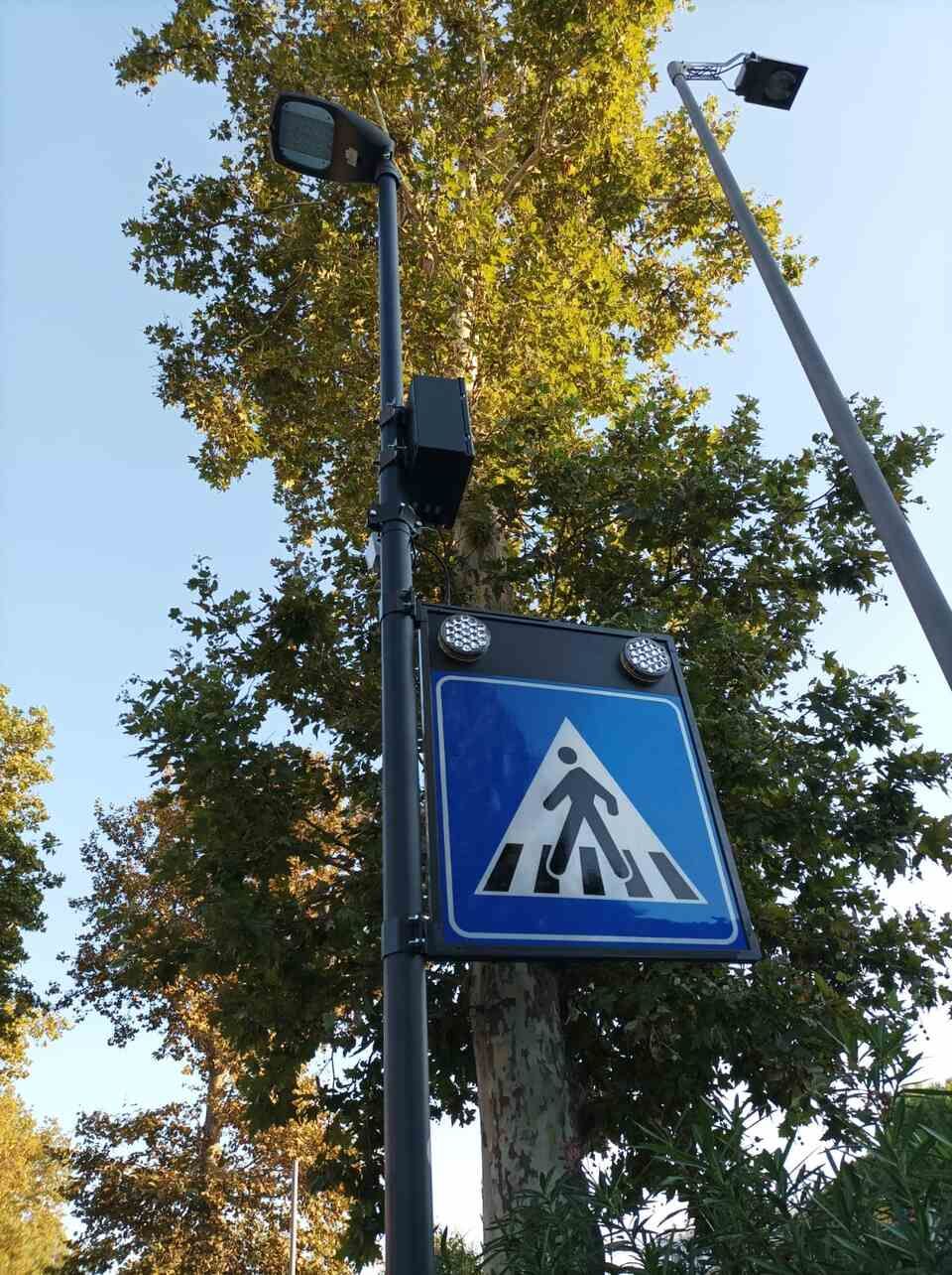 cartello di attraversamento pedonale e segnaletica stradale a Lecce