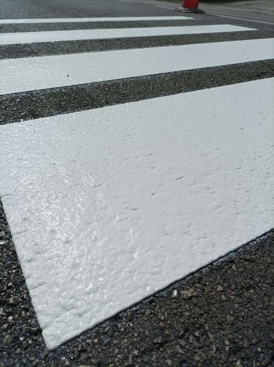 dettaglio segnaletica stradale orizzontale a Lecce