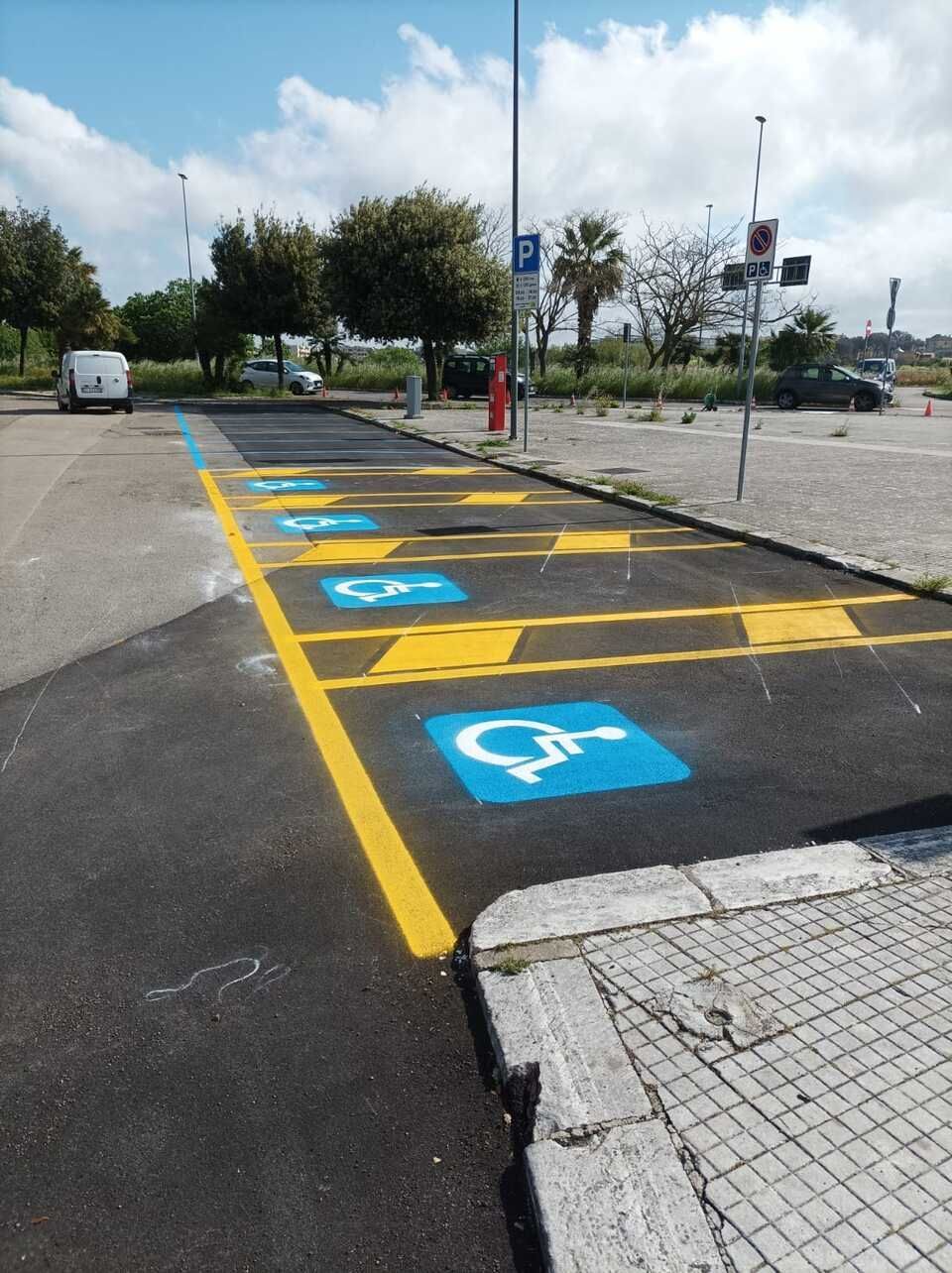 postazioni per auto e segnaletica stradale orizzontale a Lecce