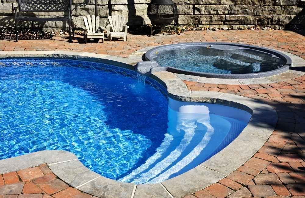 Modern Kidney-Shaped Pool
