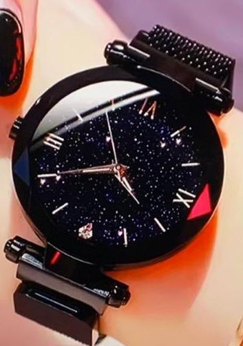 Een close-up van een horloge om iemands pols.