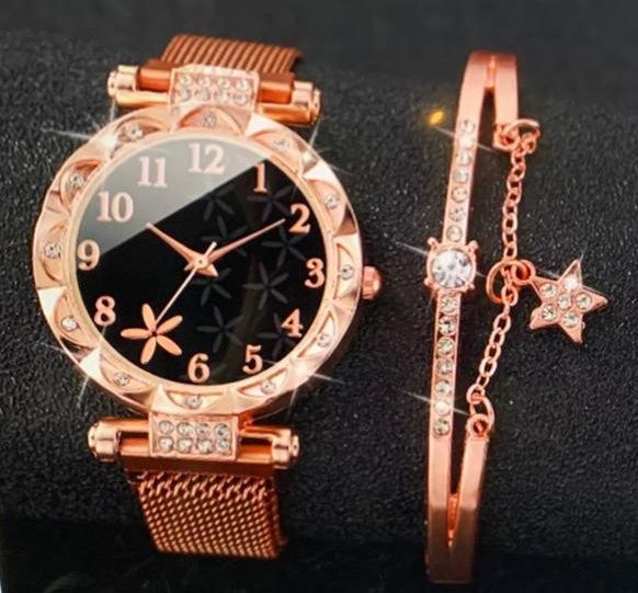 Een horloge en een armband liggen op een zwart oppervlak