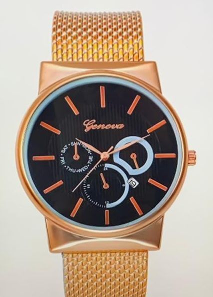 Een gouden horloge met een zwarte wijzerplaat en het woord Genève erop