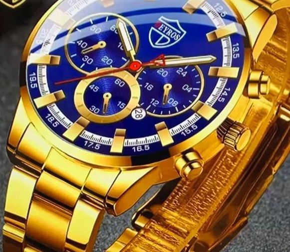 Een gouden horloge met een blauwe wijzerplaat met het woord tyras erop