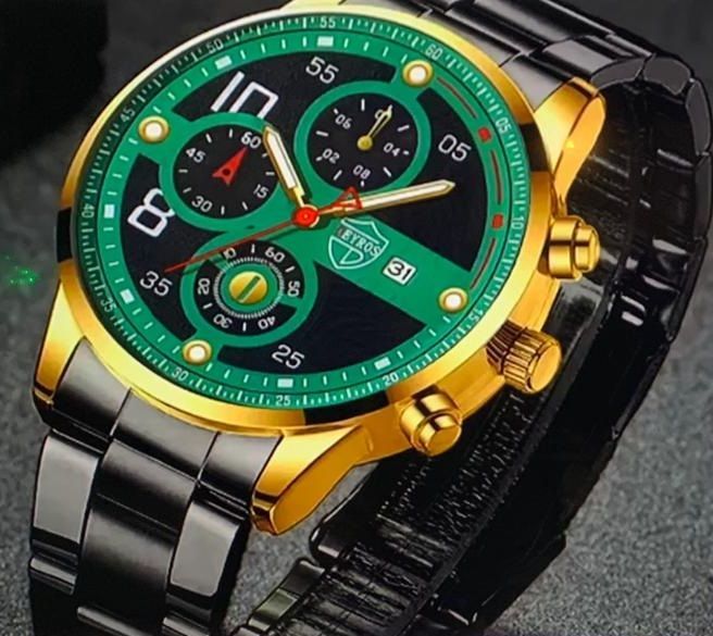 Een zwart en goud horloge met een groene wijzerplaat heeft het nummer 35 erop